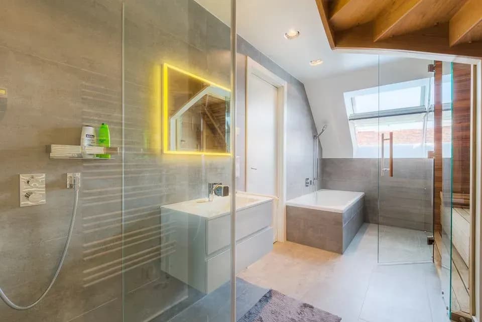 Wie gestalte ich eine Dachgeschosswohnung mit viel natürlichem Licht?
