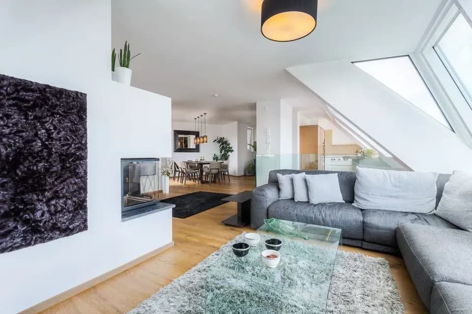 Wie gestalte ich eine Dachgeschosswohnung mit viel natürlichem Licht?
